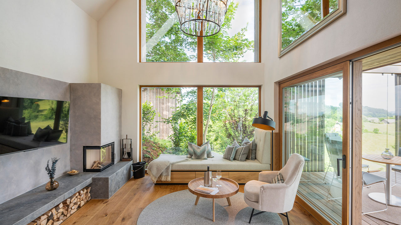 winzerhaeuser-chalet-südsteiermark-wohnzimmer-kamin-tv-ausblick